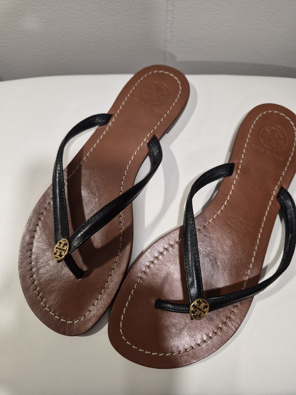 Tory Burch Leather Thong Sandals in Brown with Black Straps